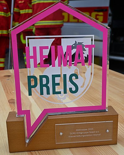 Das Bild zeigt den Heimatpreis, den die DLRG Ortsgruppe Soest e.V. im Jahr 2025 von der Gemeinde Möhnesee verliehen bekommen hat